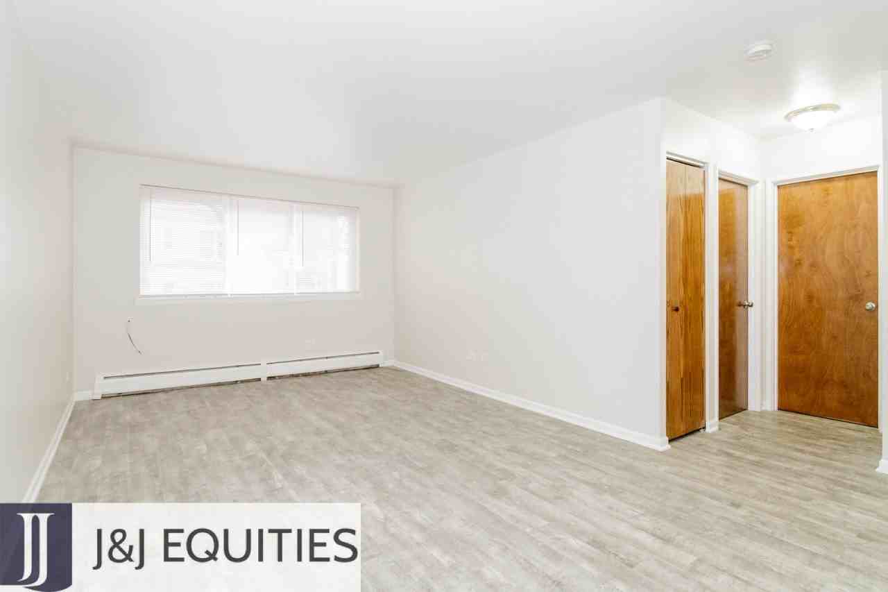 1040 Hollywood - Photo 4 of 33