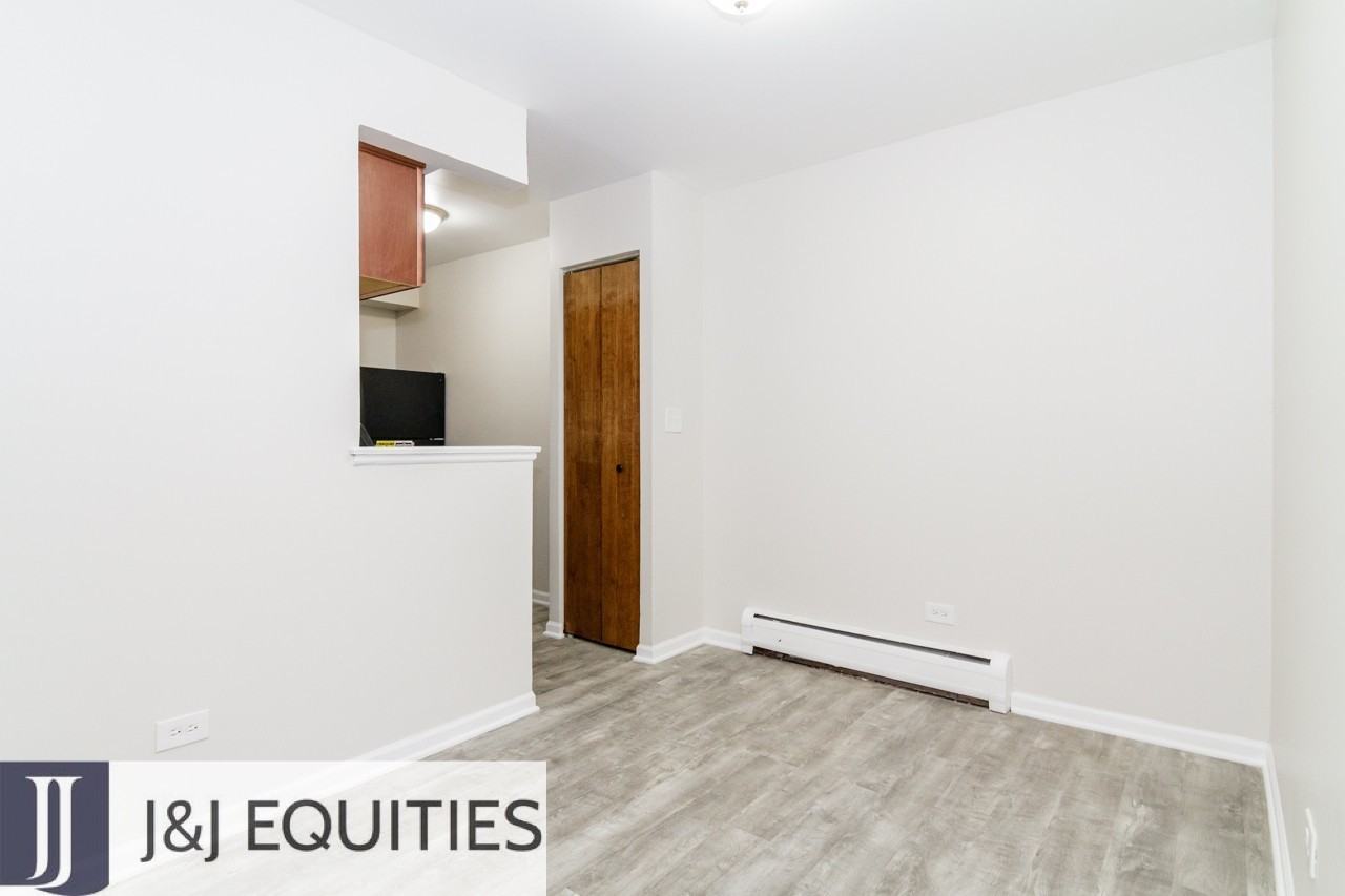 1040 Hollywood - Photo 6 of 33