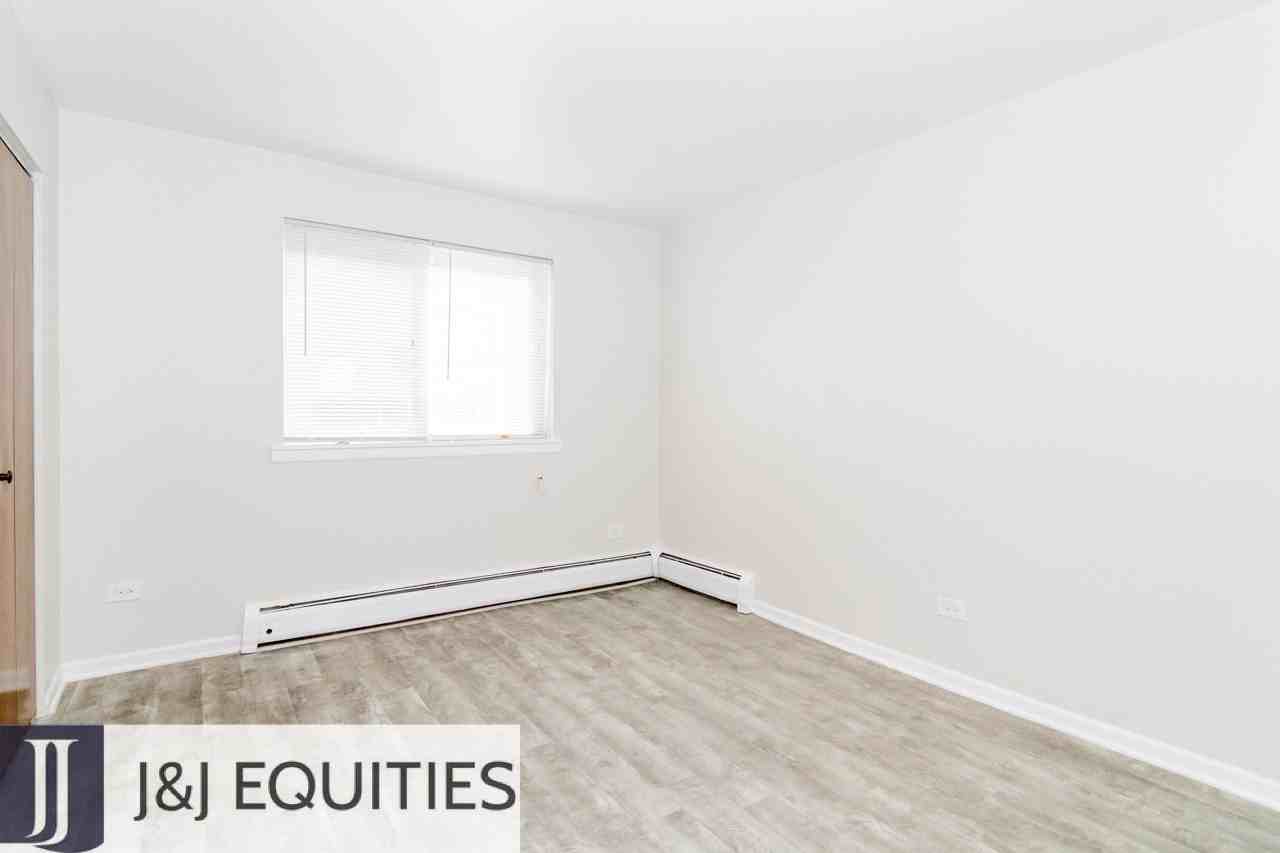 1040 Hollywood - Photo 7 of 33