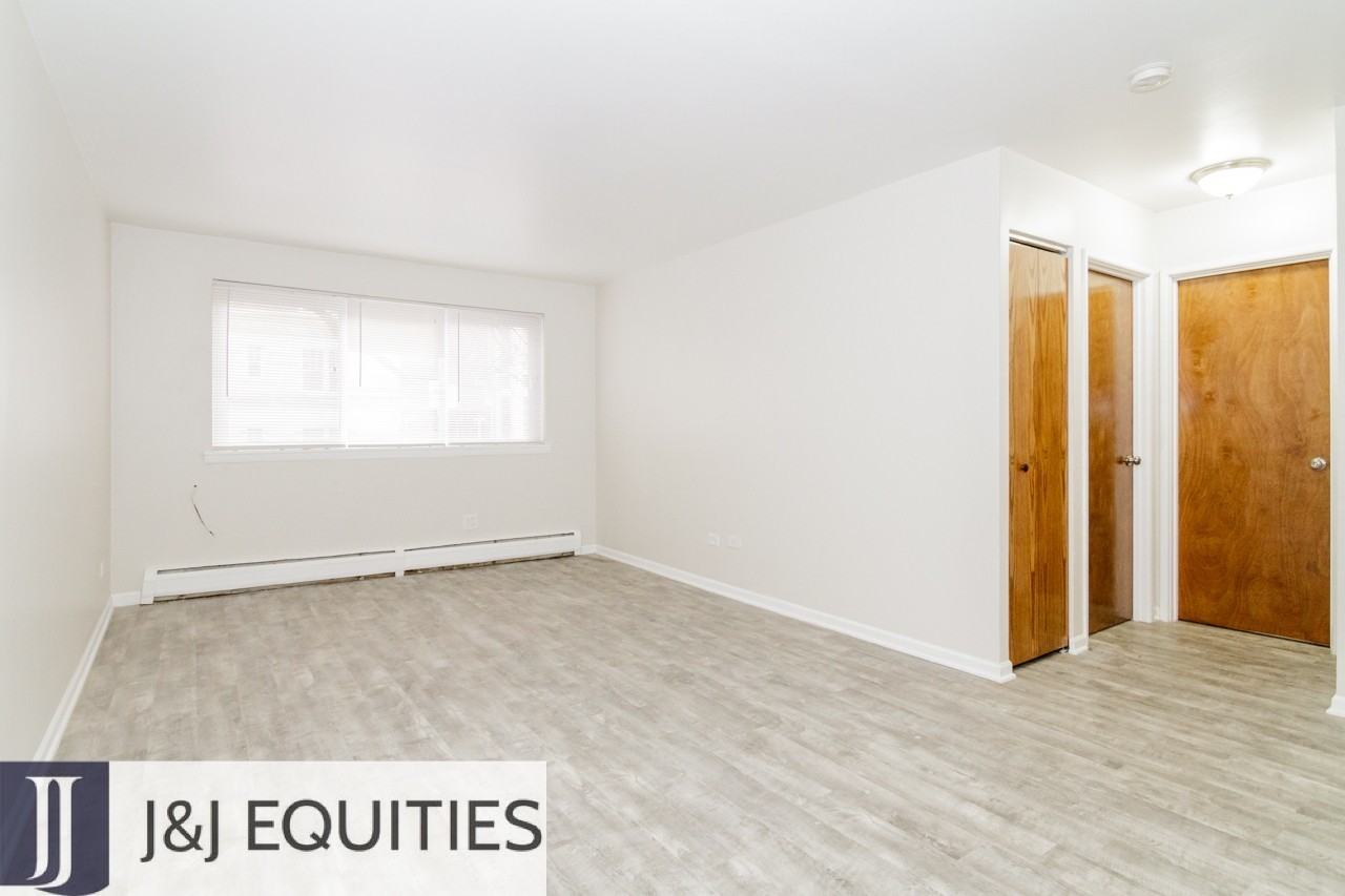 1040 Hollywood - Photo 2 of 40