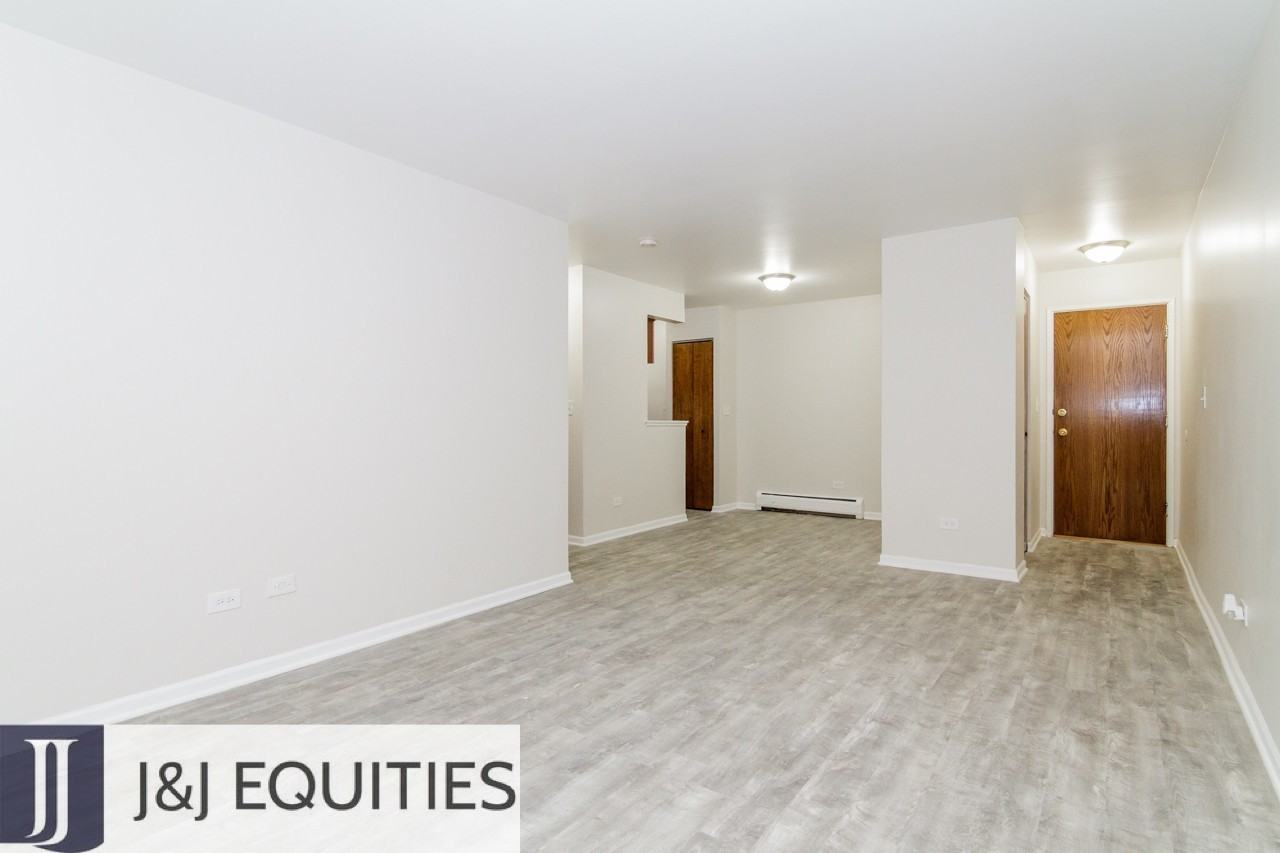 1040 Hollywood - Photo 3 of 40