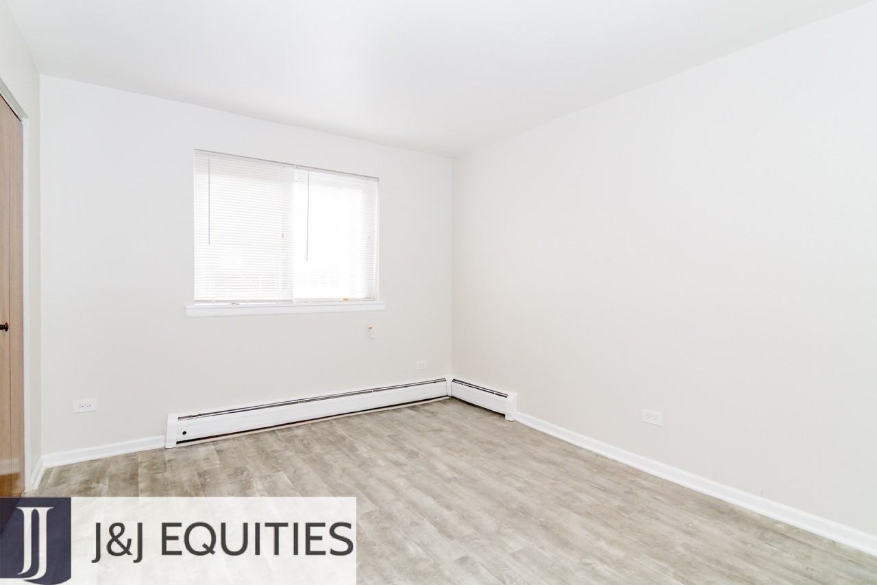 1040 Hollywood - Photo 5 of 40