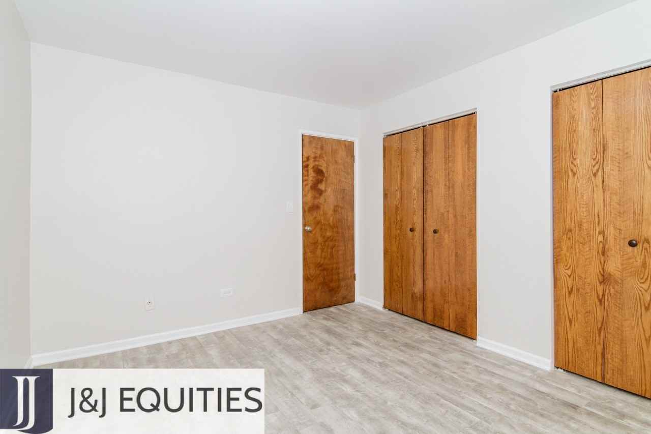 1040 Hollywood - Photo 6 of 40