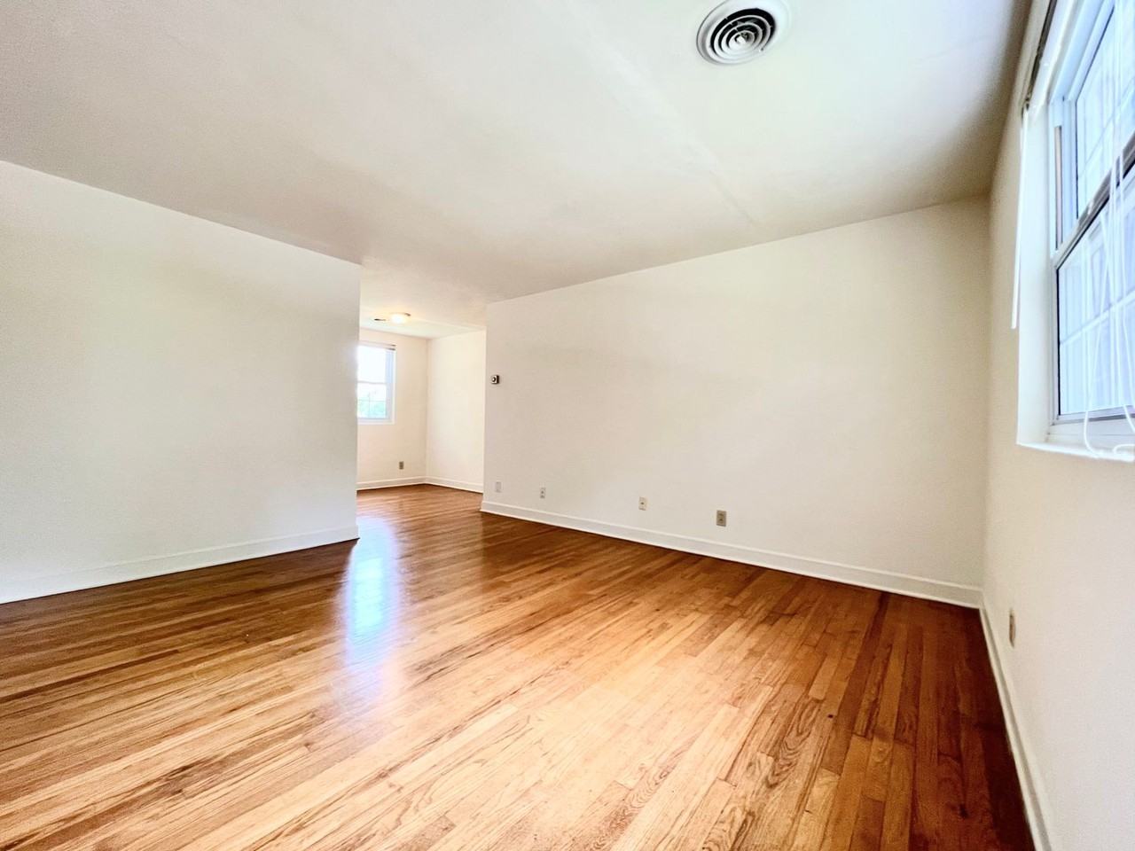Lindley Park Manor - Photo 7 of 22