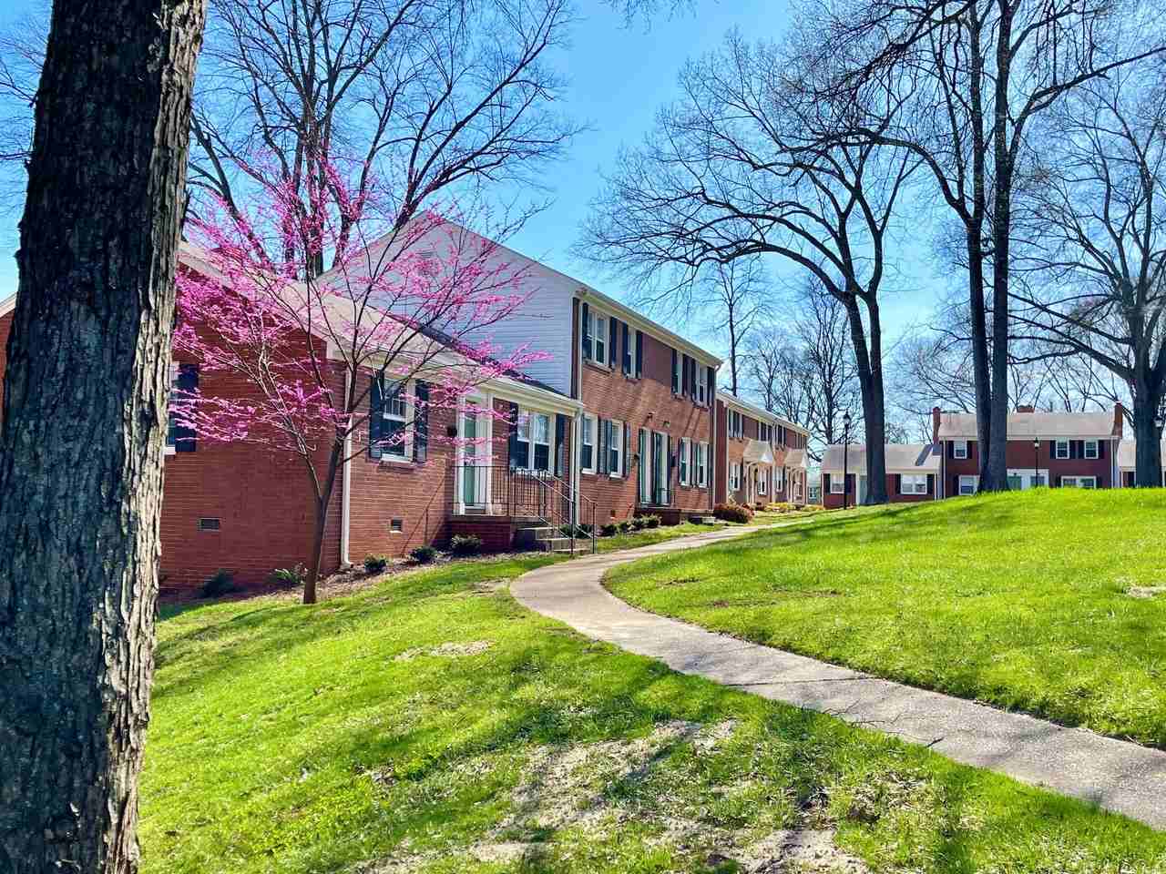 Latham Park Manor - Photo 3 of 31