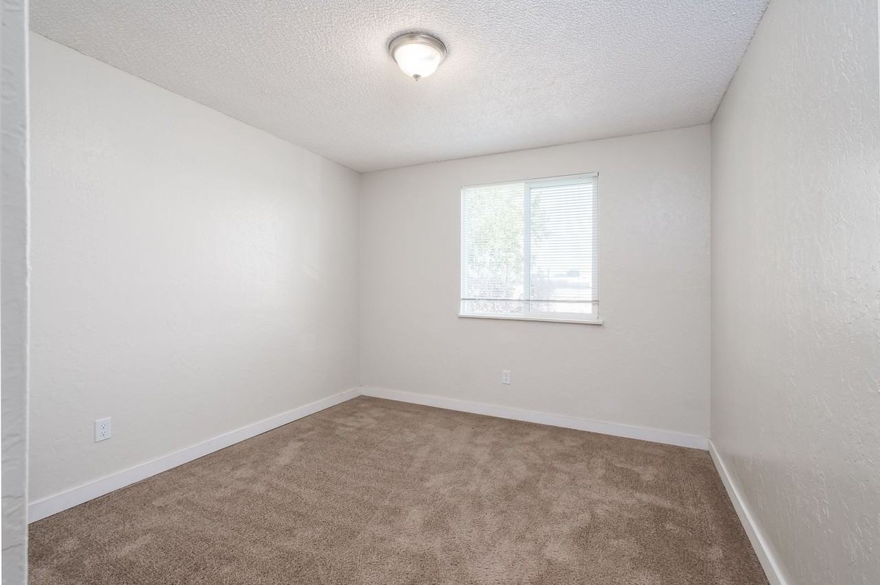 Apartments by the River Side! Spacious 3 Bedroom 1 Bath! Come and Tour Today! - Photo 6 of 18