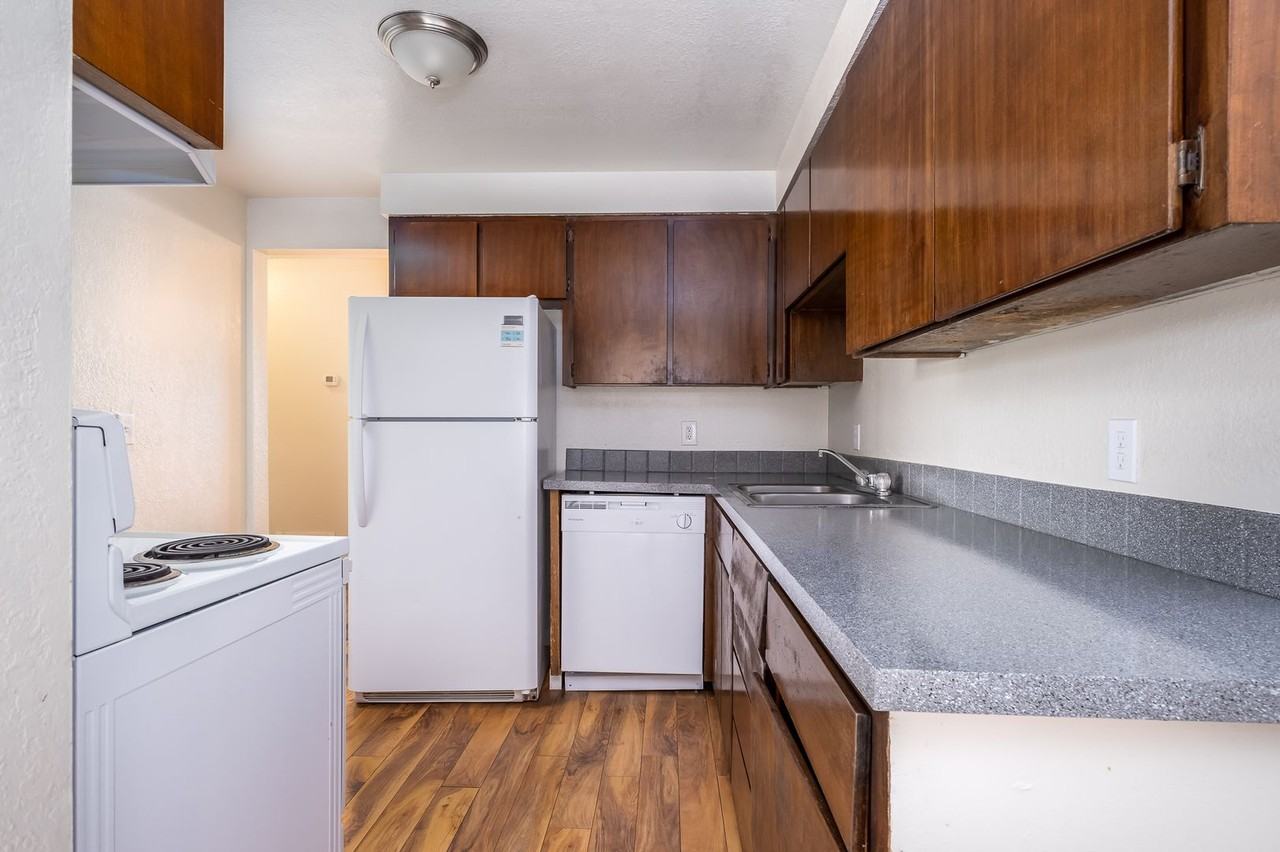 Apartments by the River Side! Spacious 3 Bedroom 1 Bath! Come and Tour Today! - Photo 3 of 15
