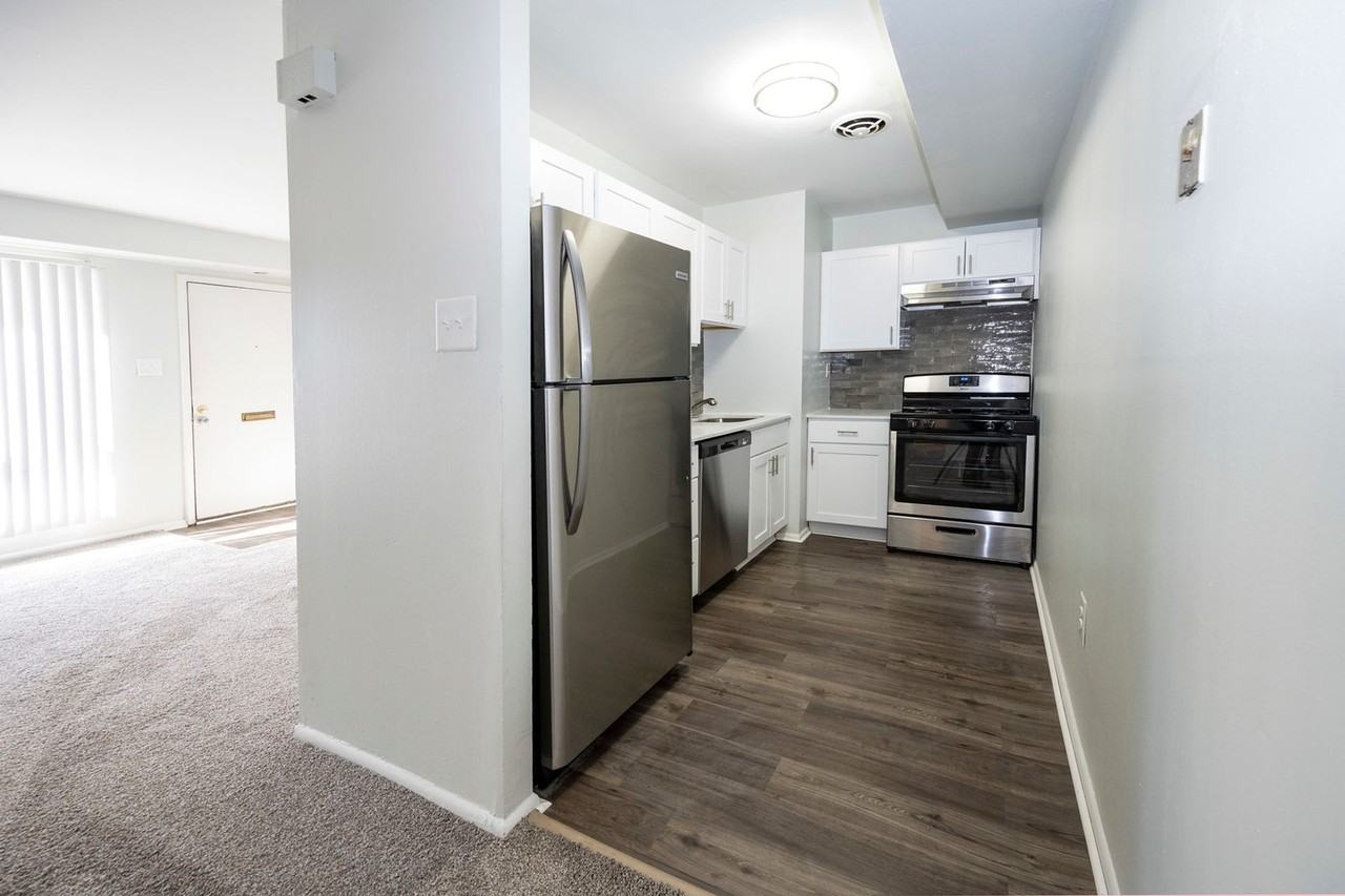 Tomlinson Court Apartments - Photo 4 of 28