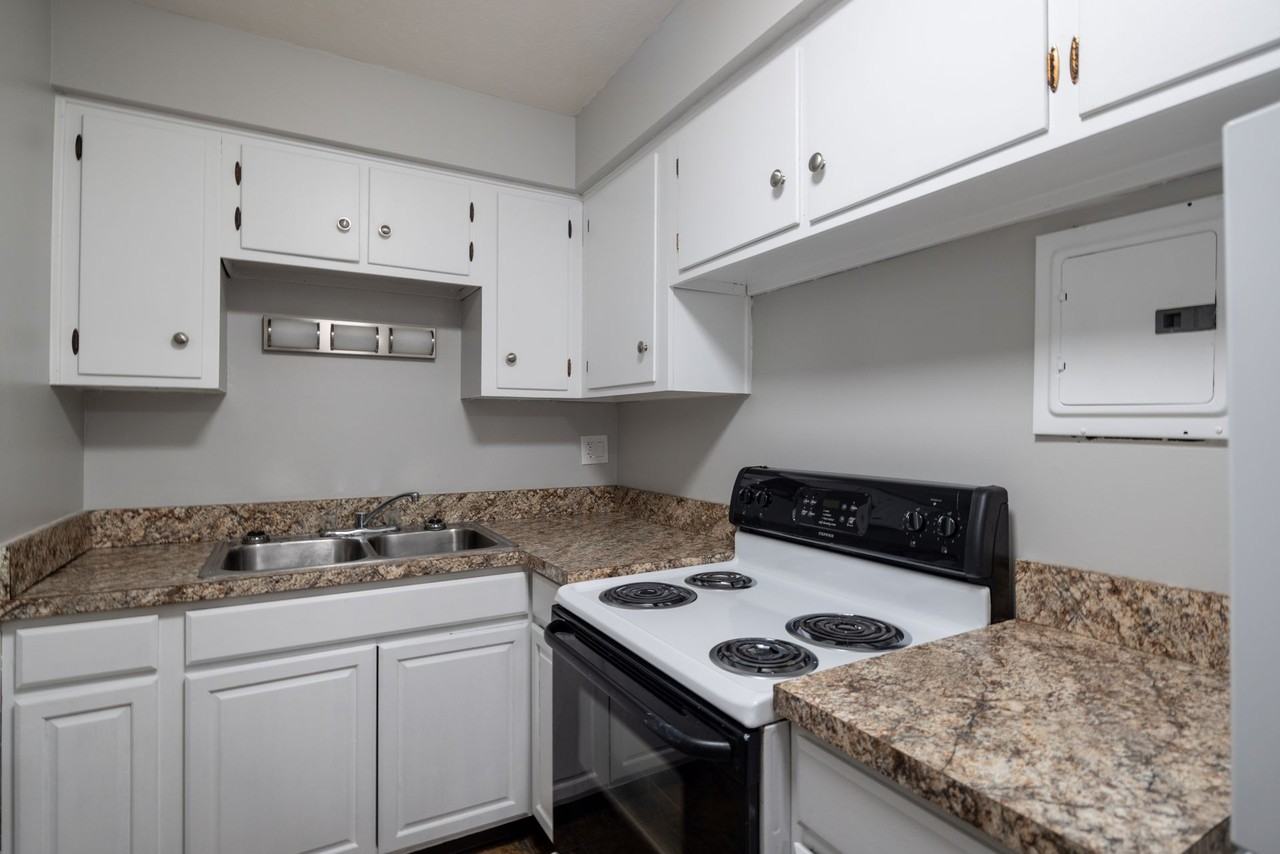 Colonial Village - Photo 3 of 50