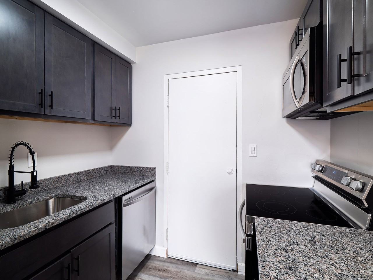 Coventry Mayfield Apartments - Photo 3 of 18