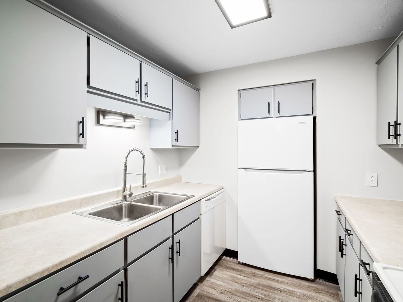 Jamestown Manor - Photo 2 of 34