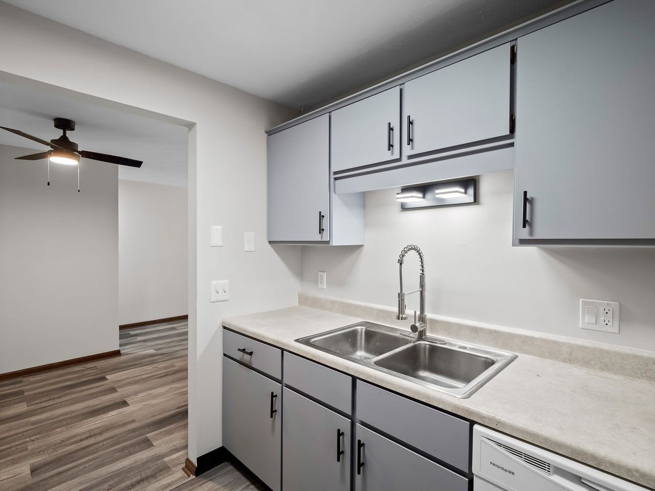 Jamestown Manor - Photo 4 of 34