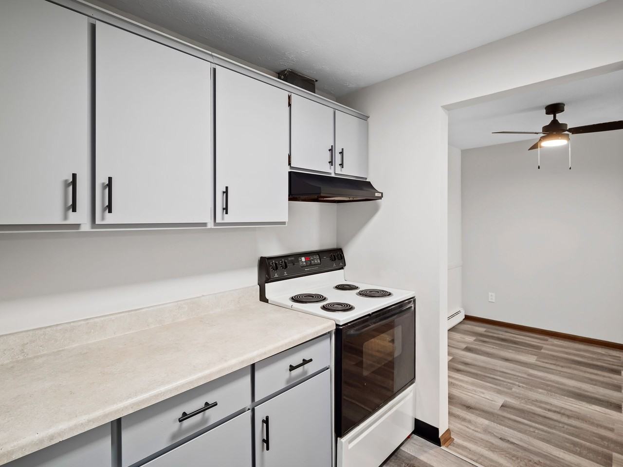 Jamestown Manor - Photo 6 of 34