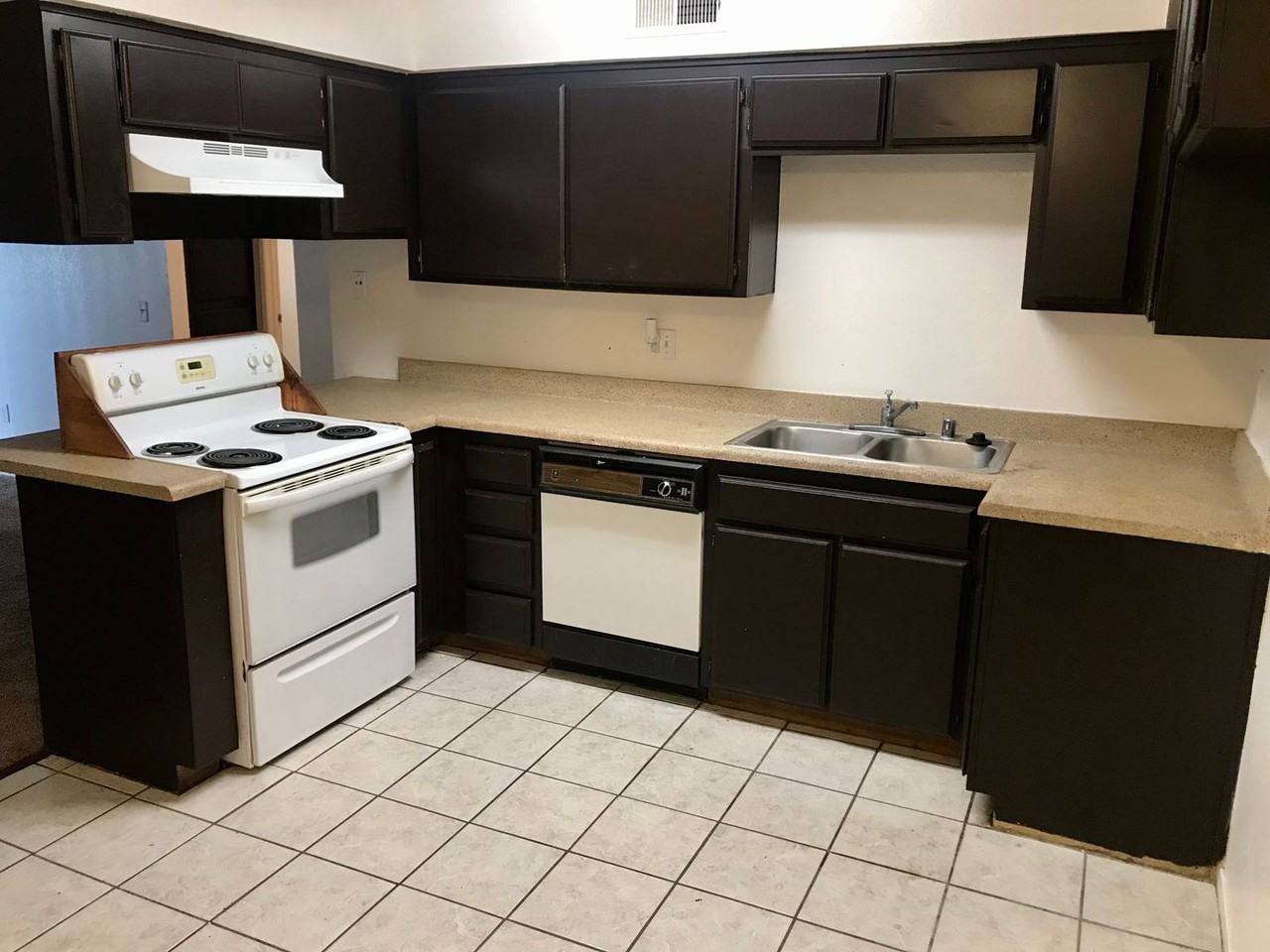 Kentucky Villa Apartments - Photo 2 of 11