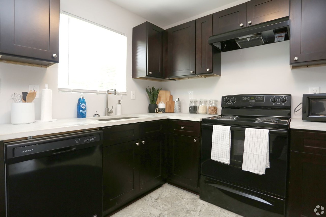 Dwell at Hollywood - Photo 3 of 18