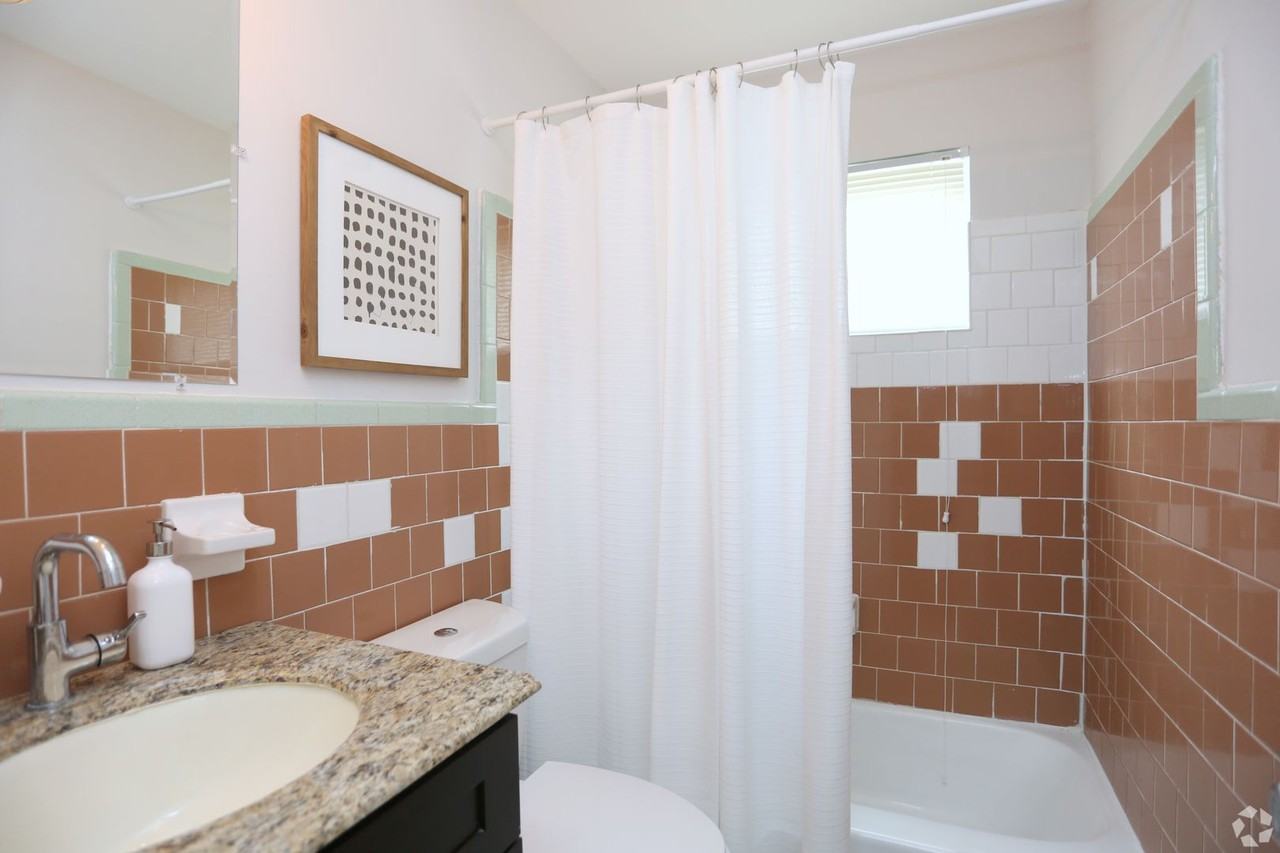 Dwell at Hollywood - Photo 6 of 18