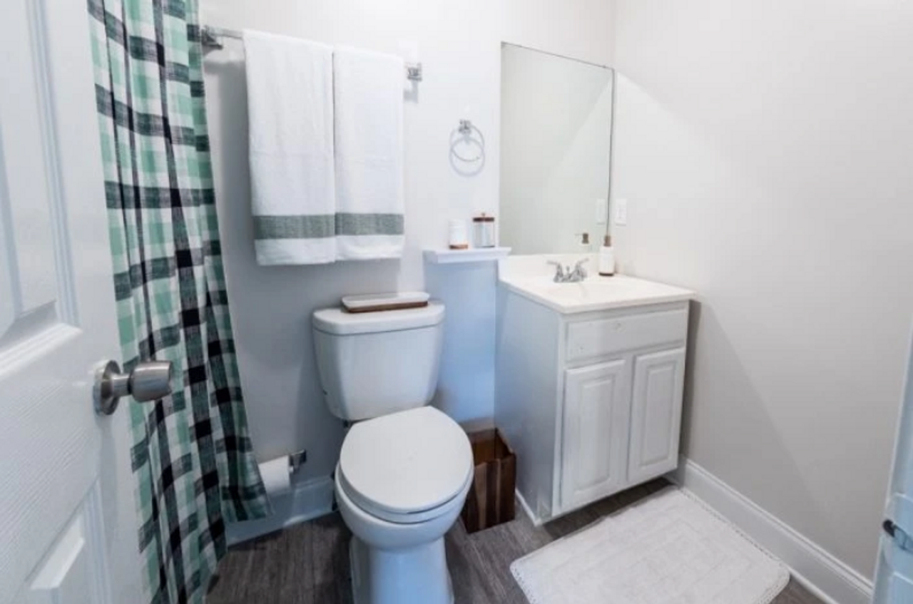 1090 Hollywood RD - Photo 6 of 18