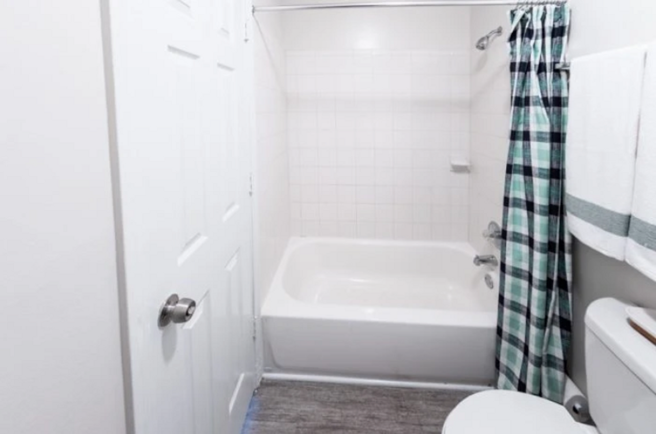 1090 Hollywood RD - Photo 7 of 18