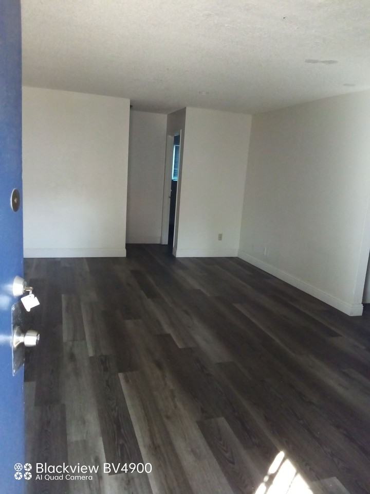 Florin Woods - Photo 5 of 15