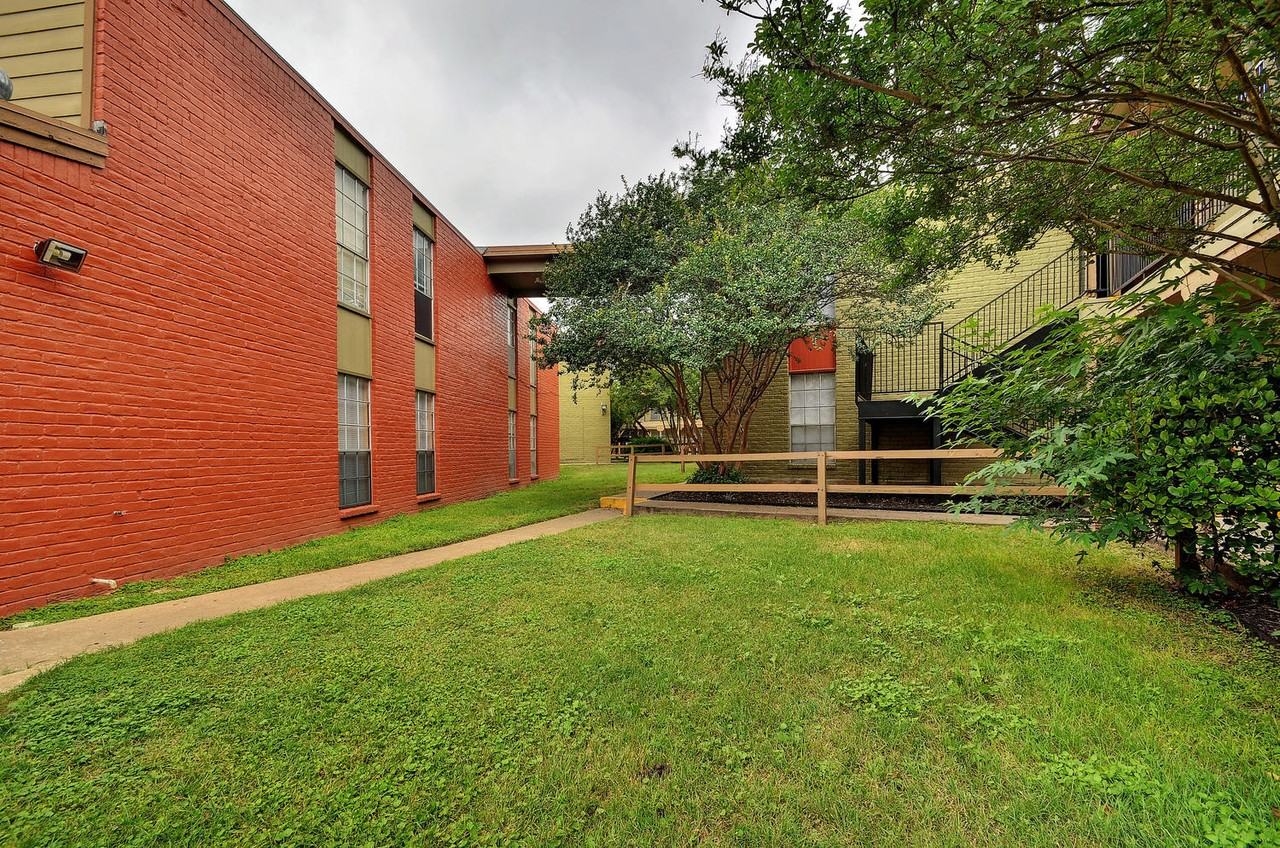 Burl South - Photo 7 of 24
