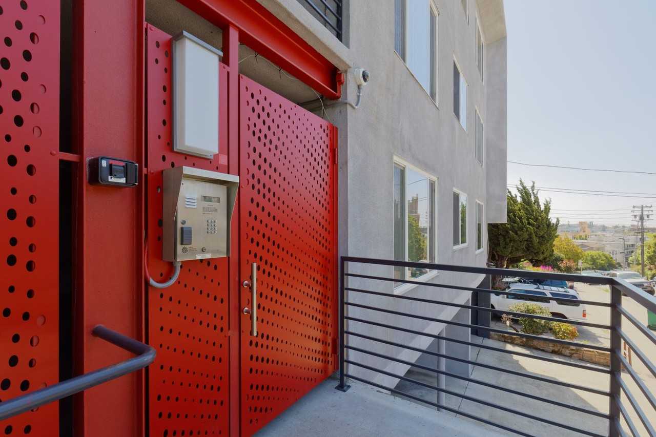 370 Staten Ave - Photo 2 of 5