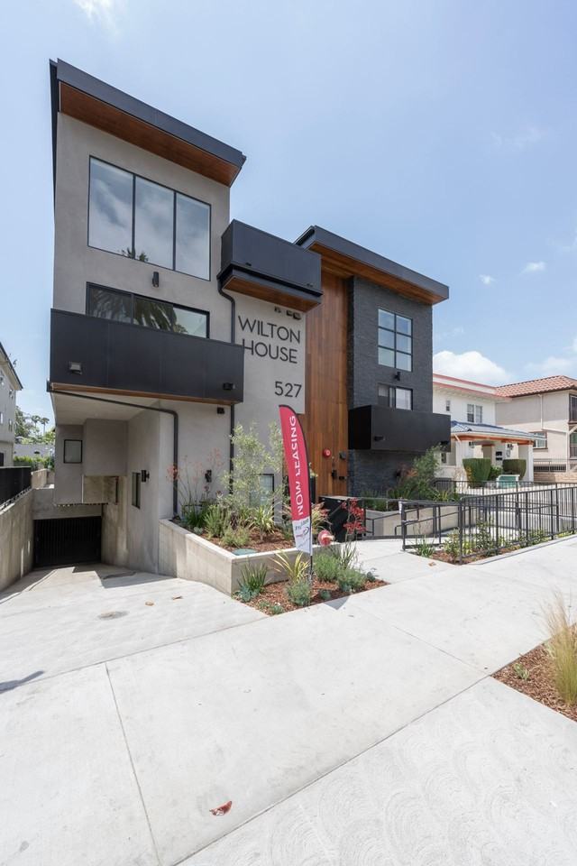 527 S Wilton Pl - Photo 2 of 3
