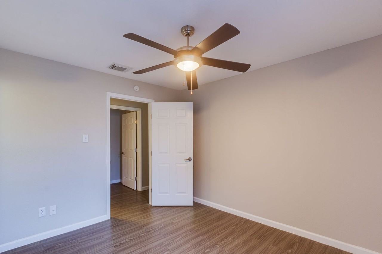 The Curve - Photo 5 of 50