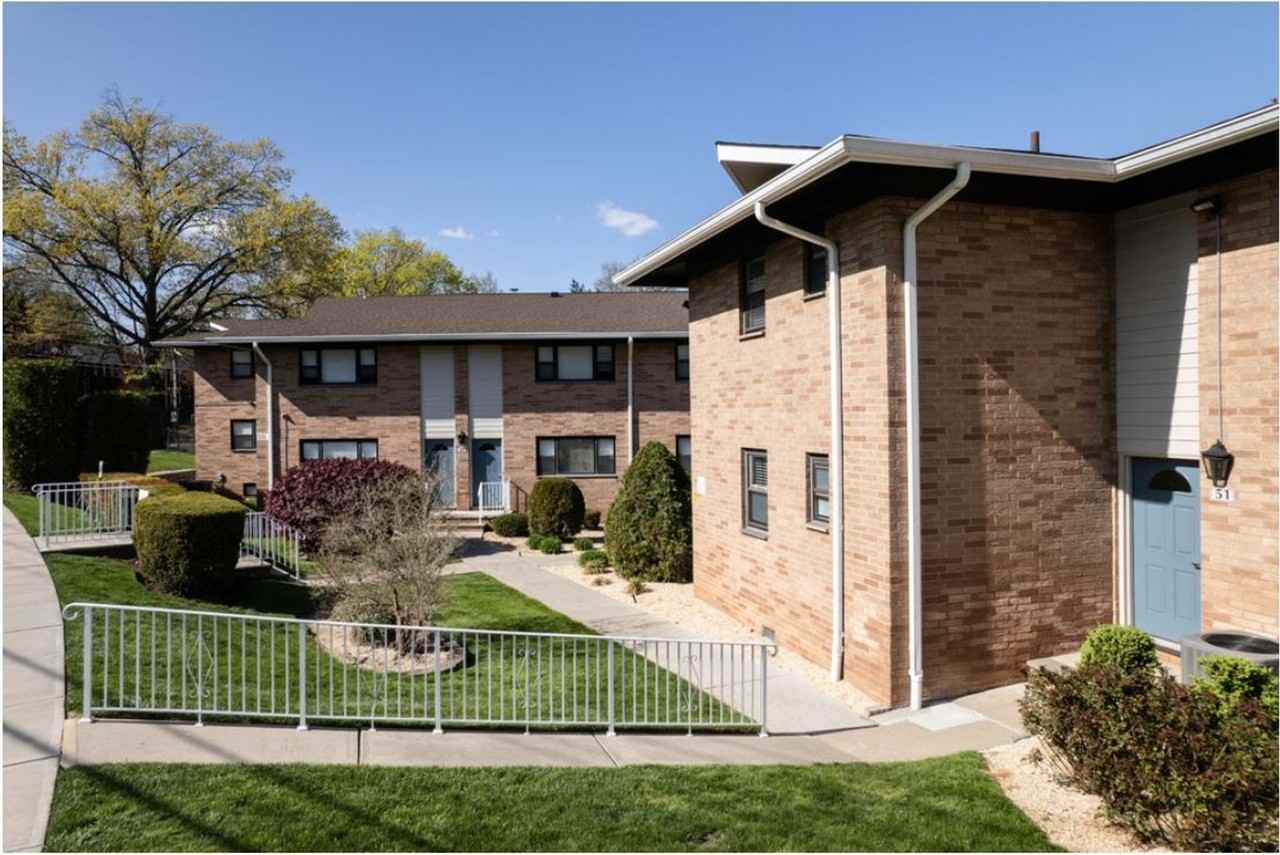 Cambridge Manor - Photo 4 of 42