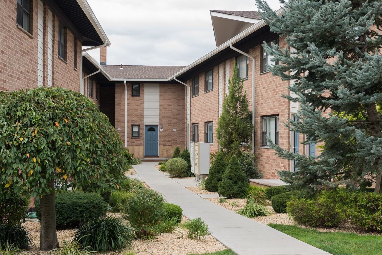 Cambridge Manor - Photo 6 of 42