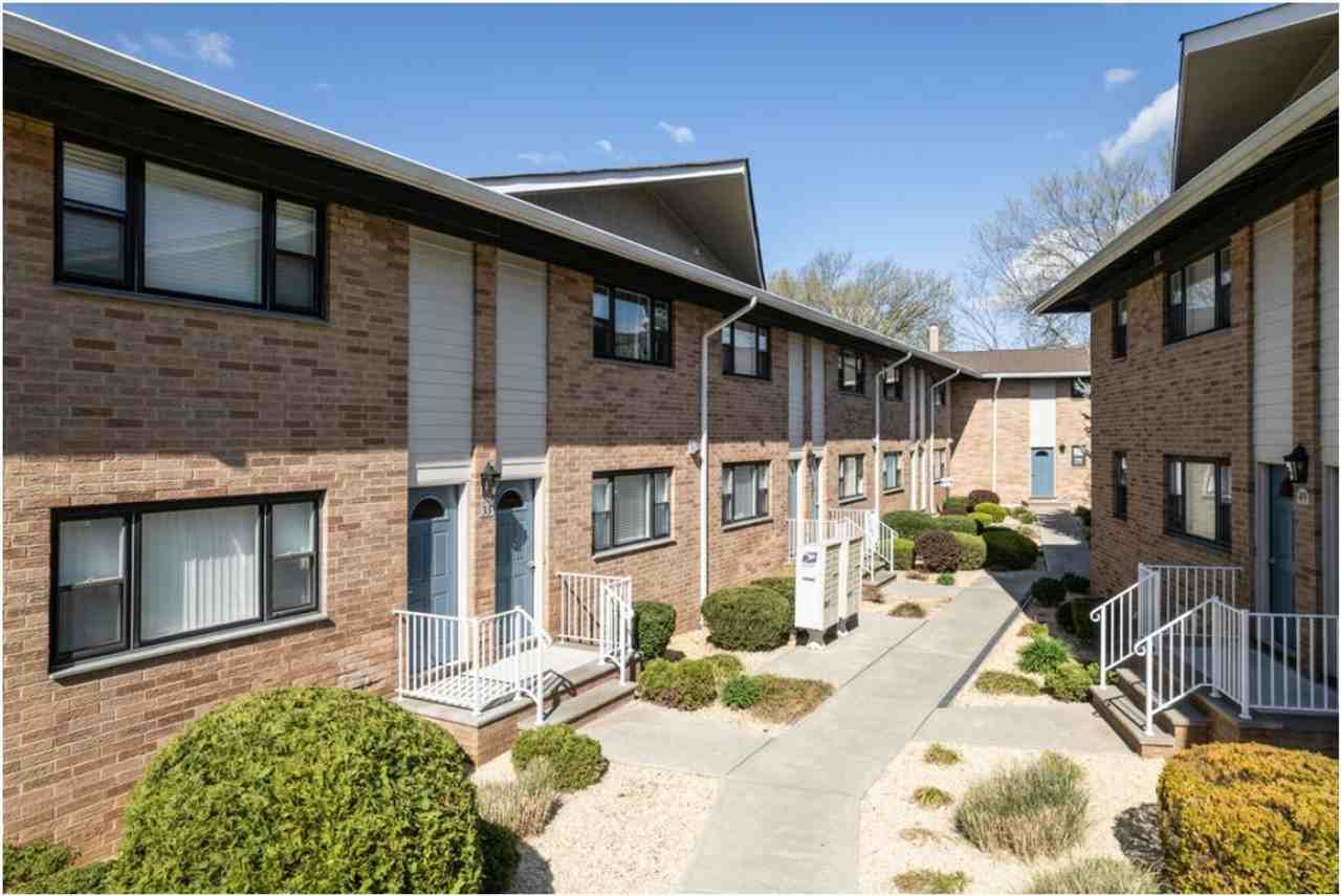 Cambridge Manor - Photo 7 of 42