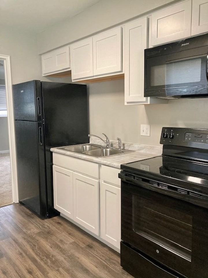 BROADWELL APARTMENTS - Photo 3 of 6