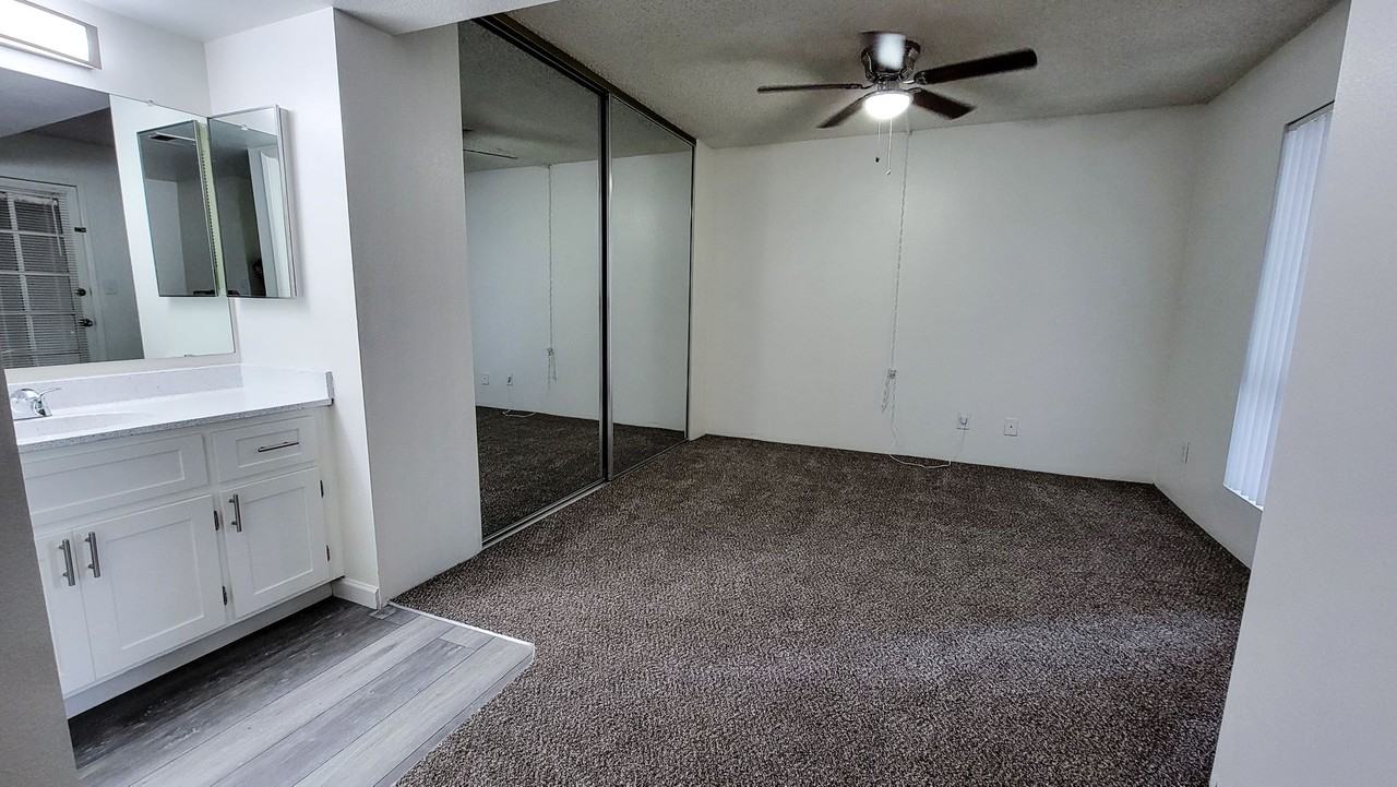 8445 North 23rd Avenue - Photo 4 of 33