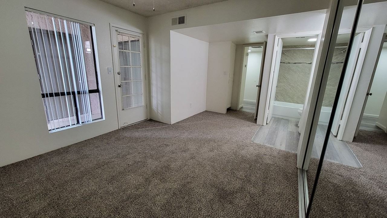 8445 North 23rd Avenue - Photo 5 of 33