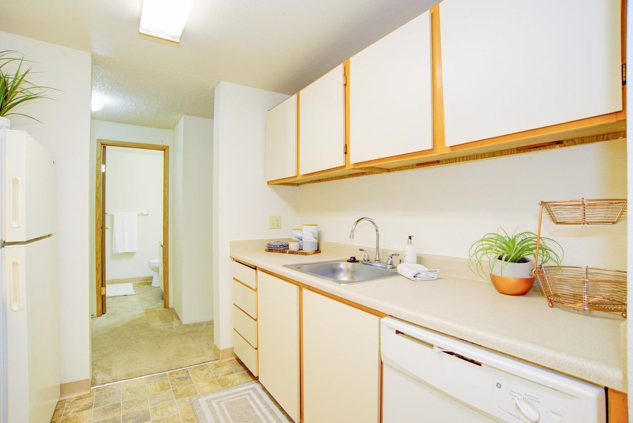 Willow Court Apartments - Photo 4 of 46