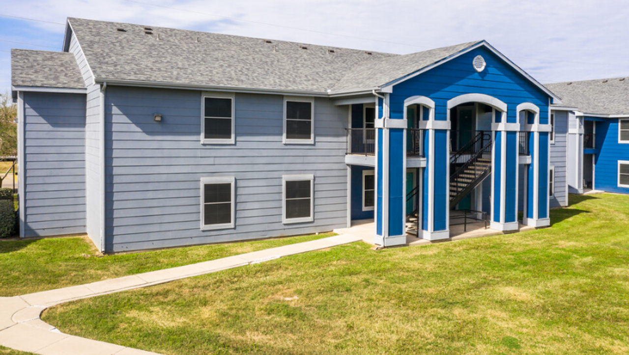 Stoneleigh Apartment Homes - Photo 3 of 50