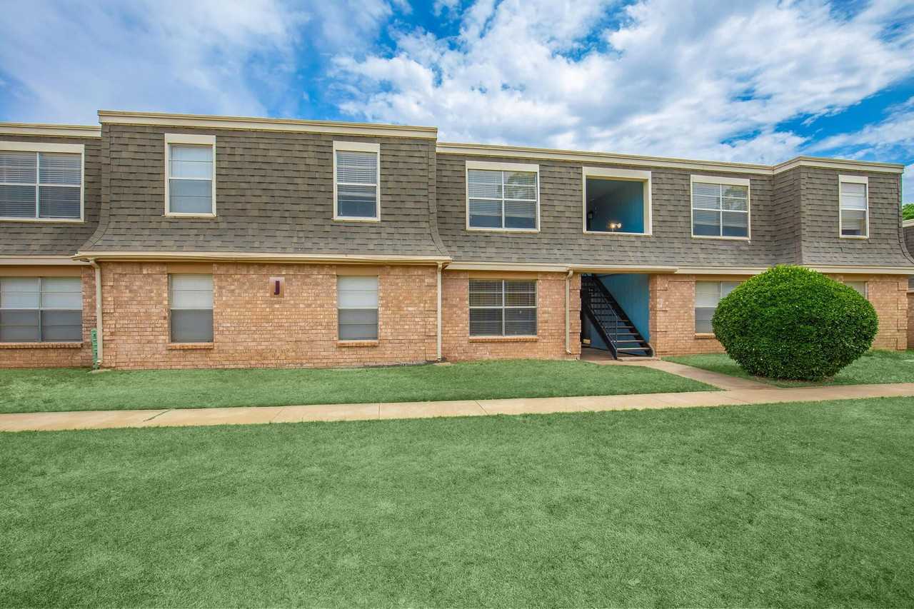 Lakeway Apartments - Photo 6 of 31