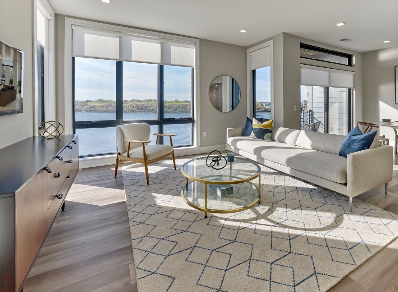 Citizen Bayonne - Photo 2 of 29