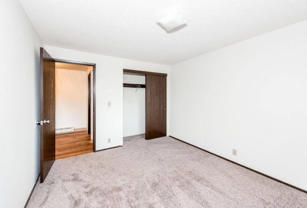 Large One Bedroom Close to Vancouver Mall - Photo 5 of 7