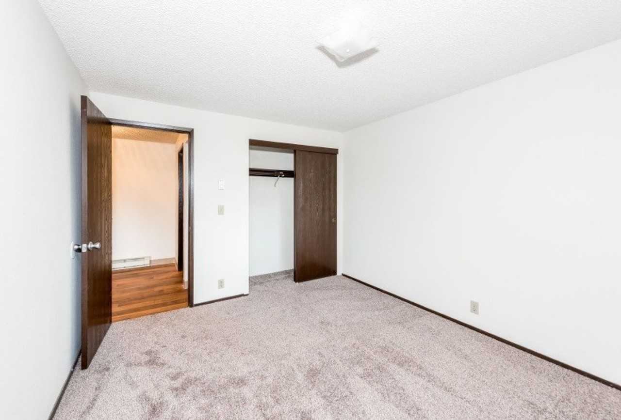 Large One Bedroom Close to Vancouver Mall - Photo 5 of 7