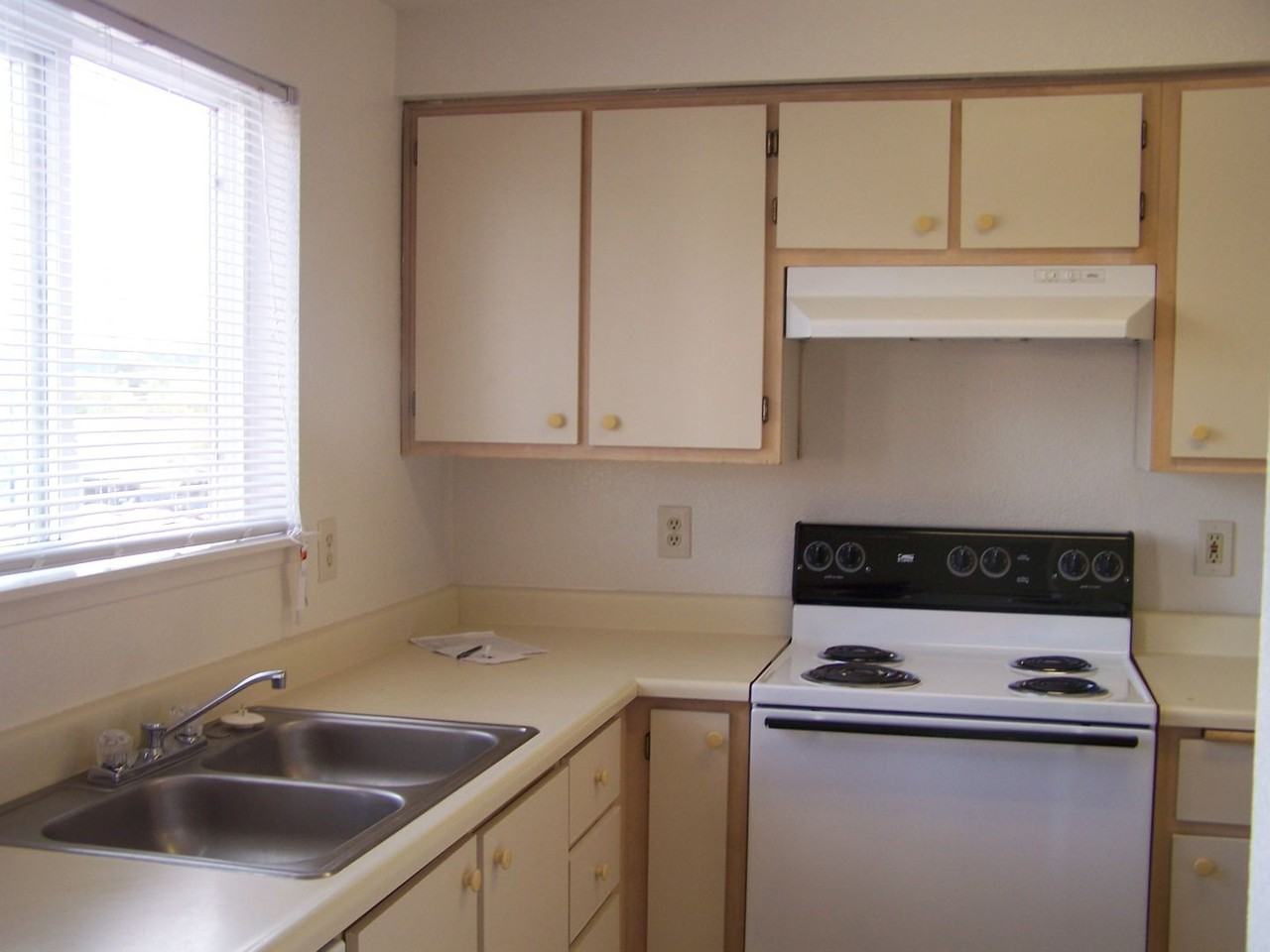 Large 2 Bedroom Apt Living, Located in the Center of Vancouver, WA! - Photo 3 of 20