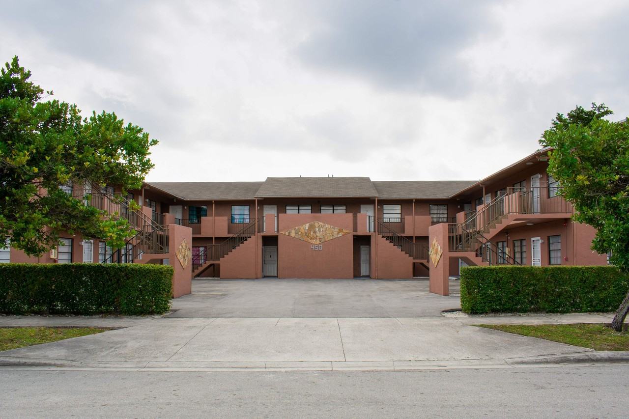 Eastland Manor - Photo 2 of 9