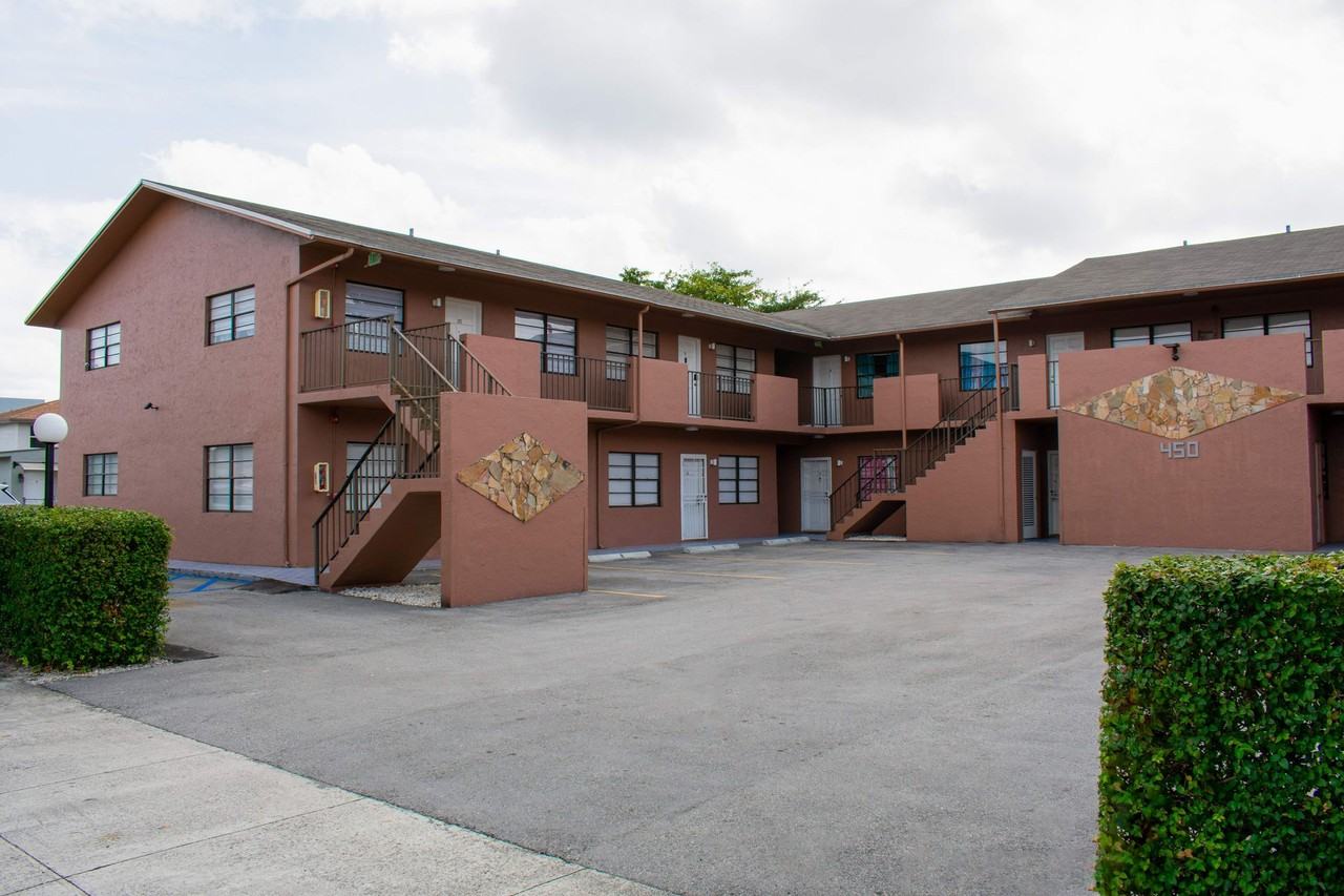 Eastland Manor - Photo 3 of 9