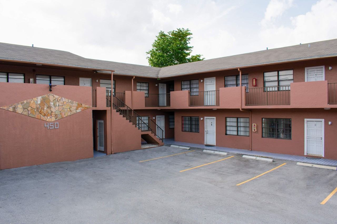 Eastland Manor - Photo 6 of 9