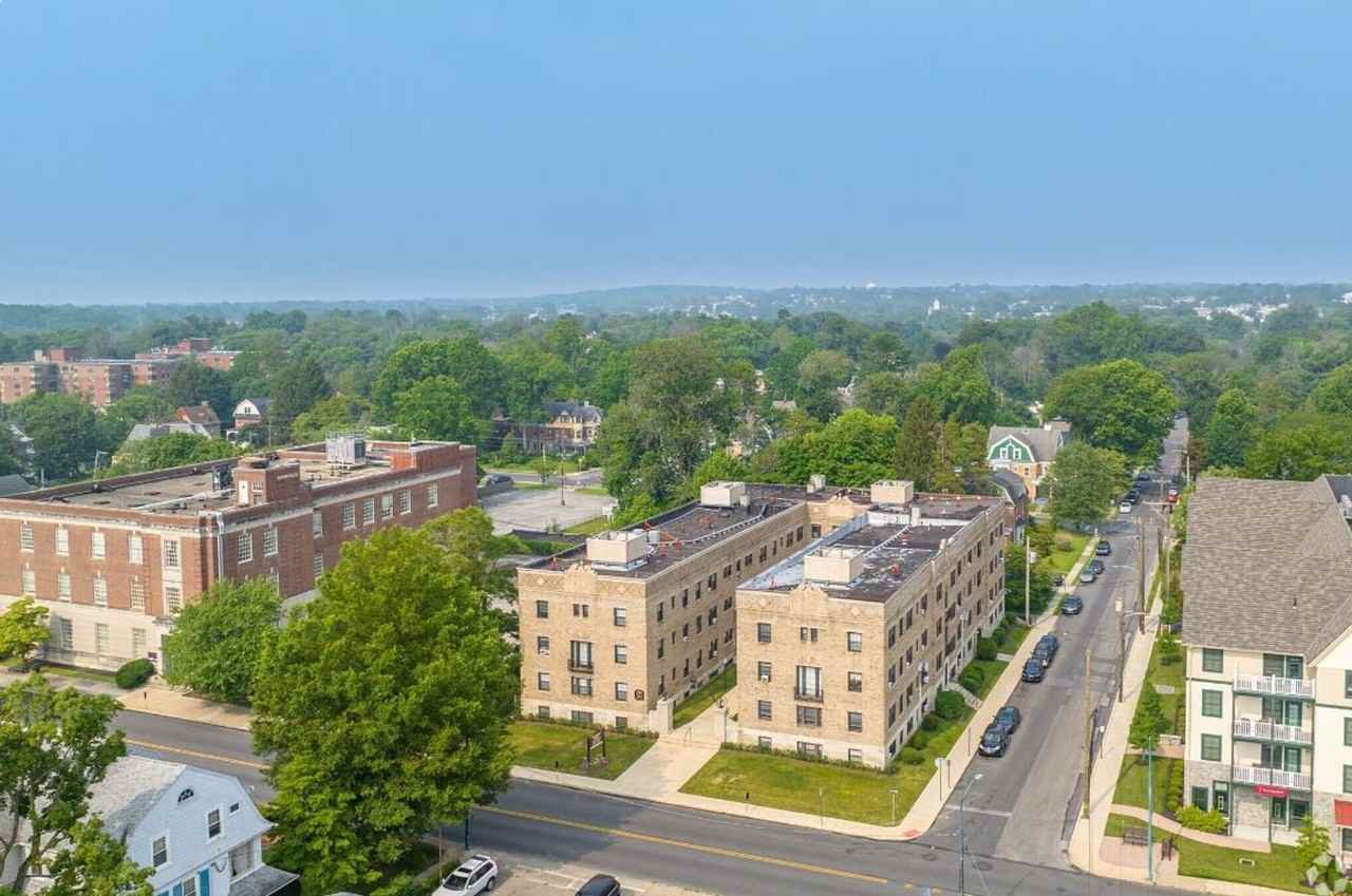 Stratford Court Apartments - Photo 4 of 23