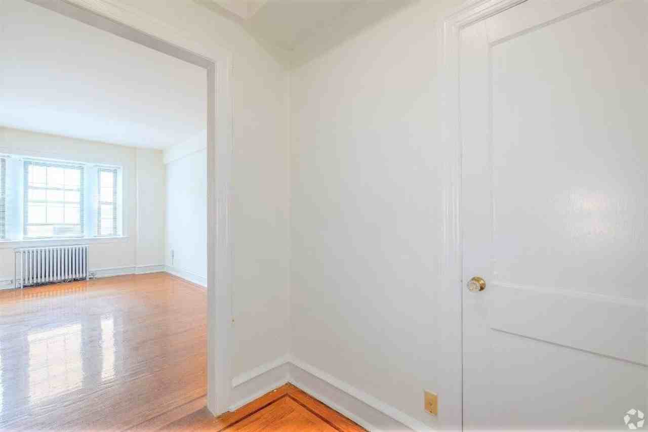 Stratford Court Apartments - Photo 4 of 26