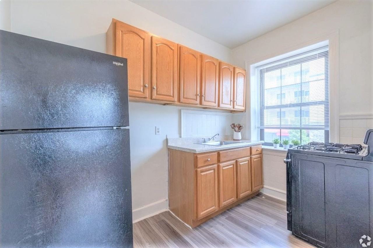 Stratford Court Apartments - Photo 6 of 26