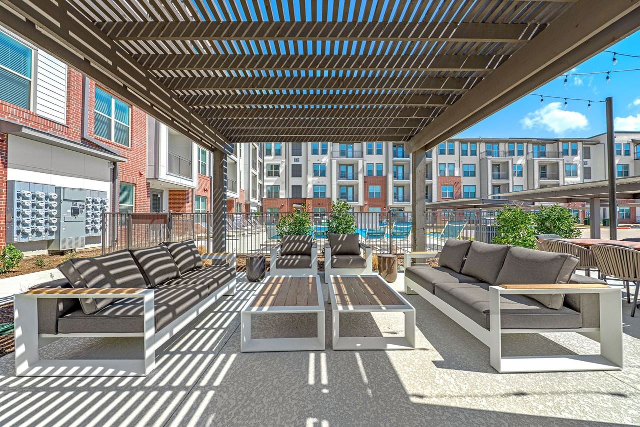 The Luxe at Las Colinas - Photo 4 of 50