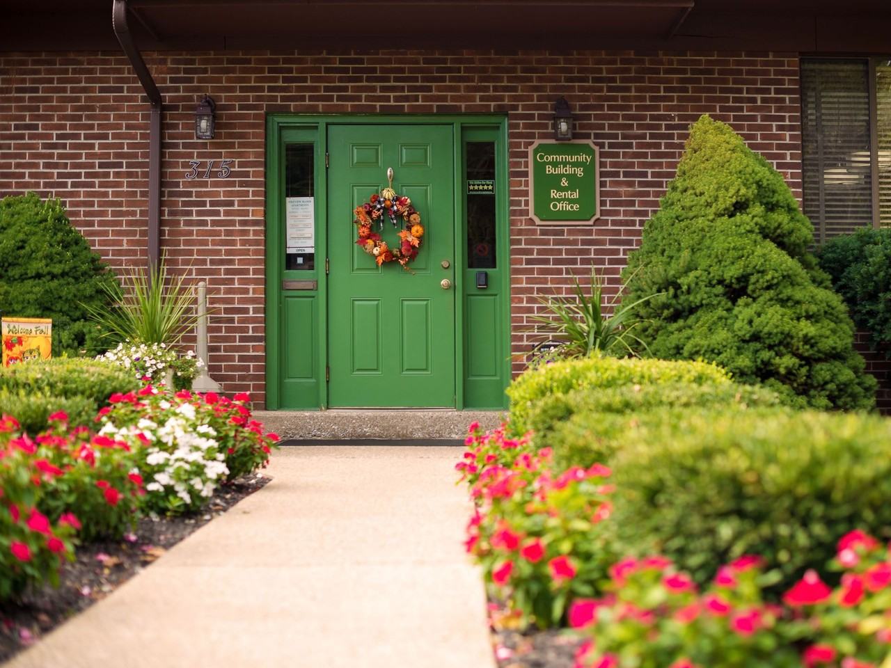 Pikeview Manor Apartments - Photo 4 of 27