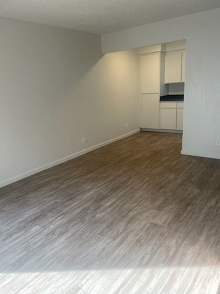 Lakeland Apartments - Photo 6 of 9