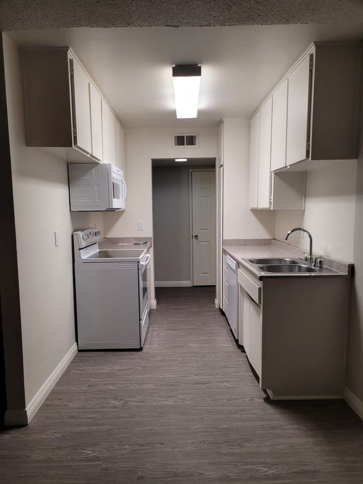 073 Canyon Crest Hills Apartments 1005 Via Zapata, Riverside, CA